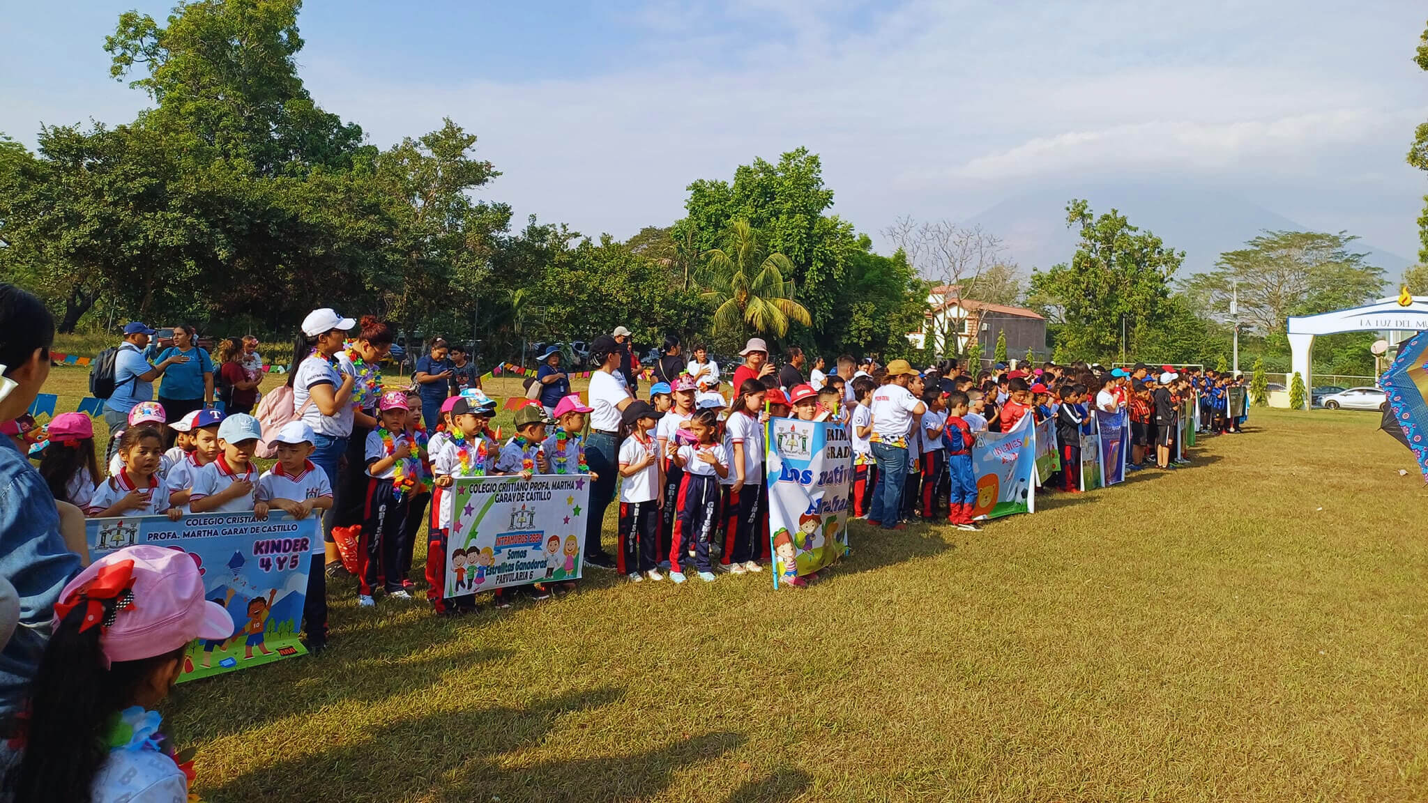 Familias compitiendo en el día deportivo