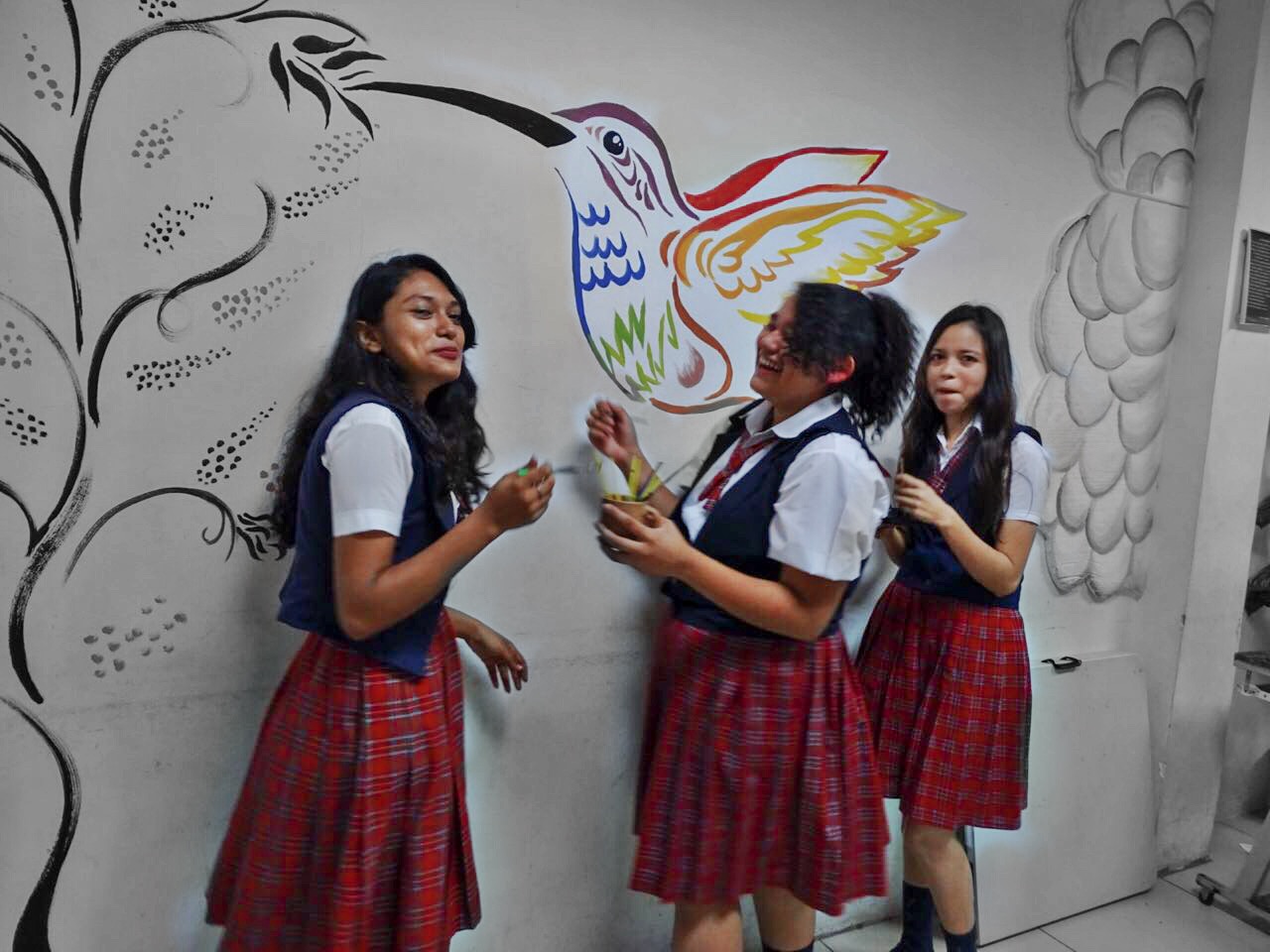 Estudiantes sonriendo en el patio del colegio