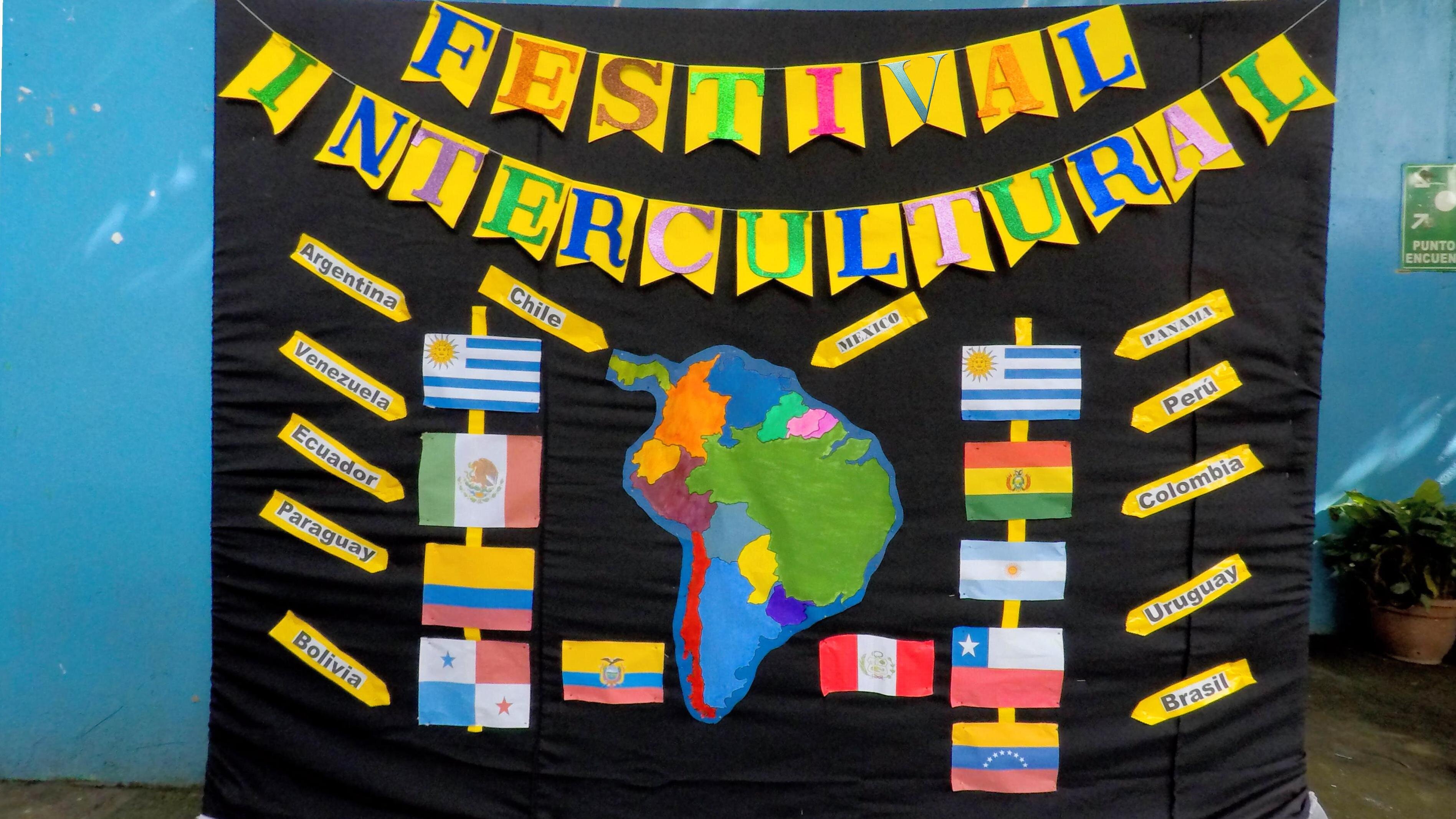 Estudiantes presentando en el festival intercultural