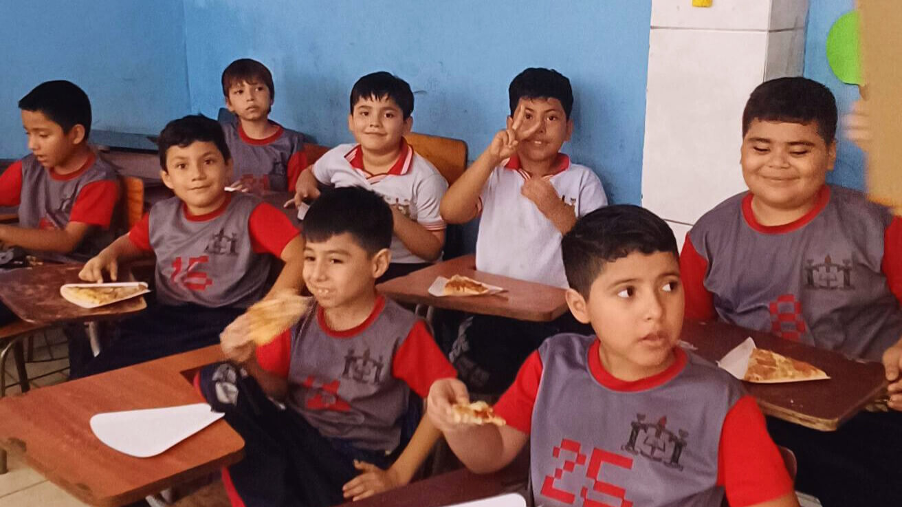 Alumnos trabajando en grupo