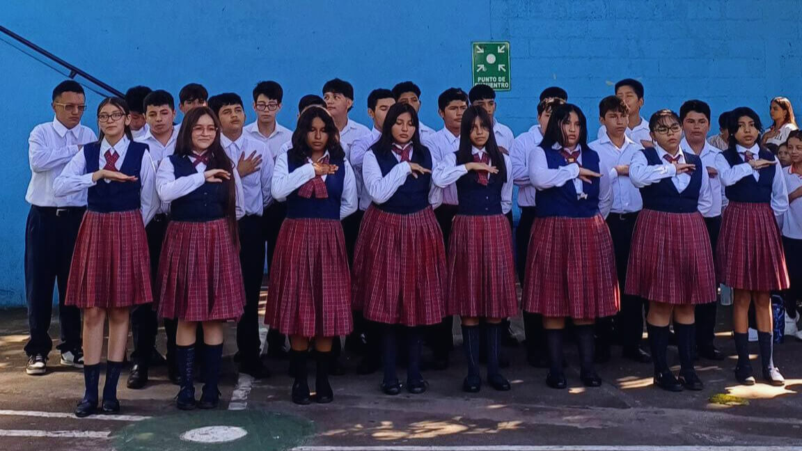 Estudiantes en laboratorio de química o física